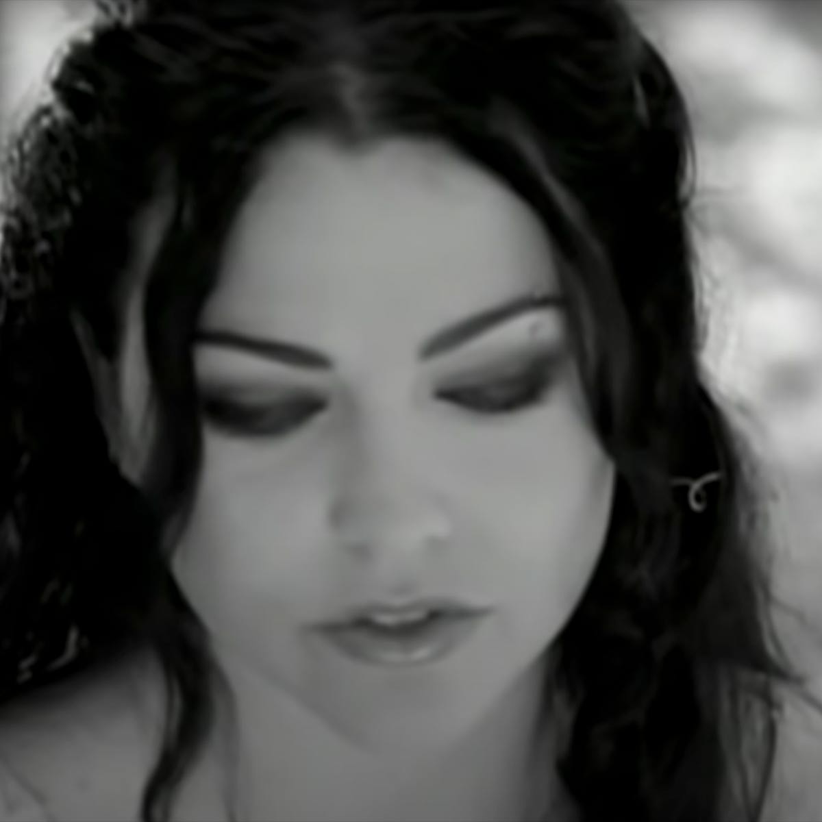 Evanescence hello. Hello Evanescence. Эванесенс певица фото.
