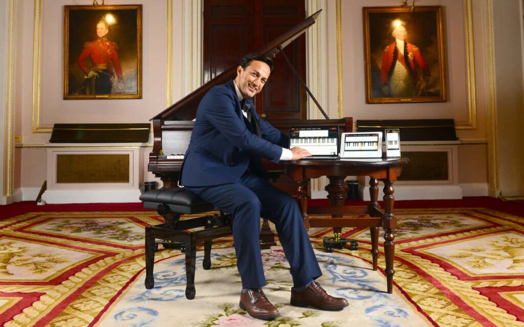 Habib Amir playing Virtual Piano on laptop, tablet and mobile Habib Amir playing Virtual Piano on laptop, tablet and mobile
